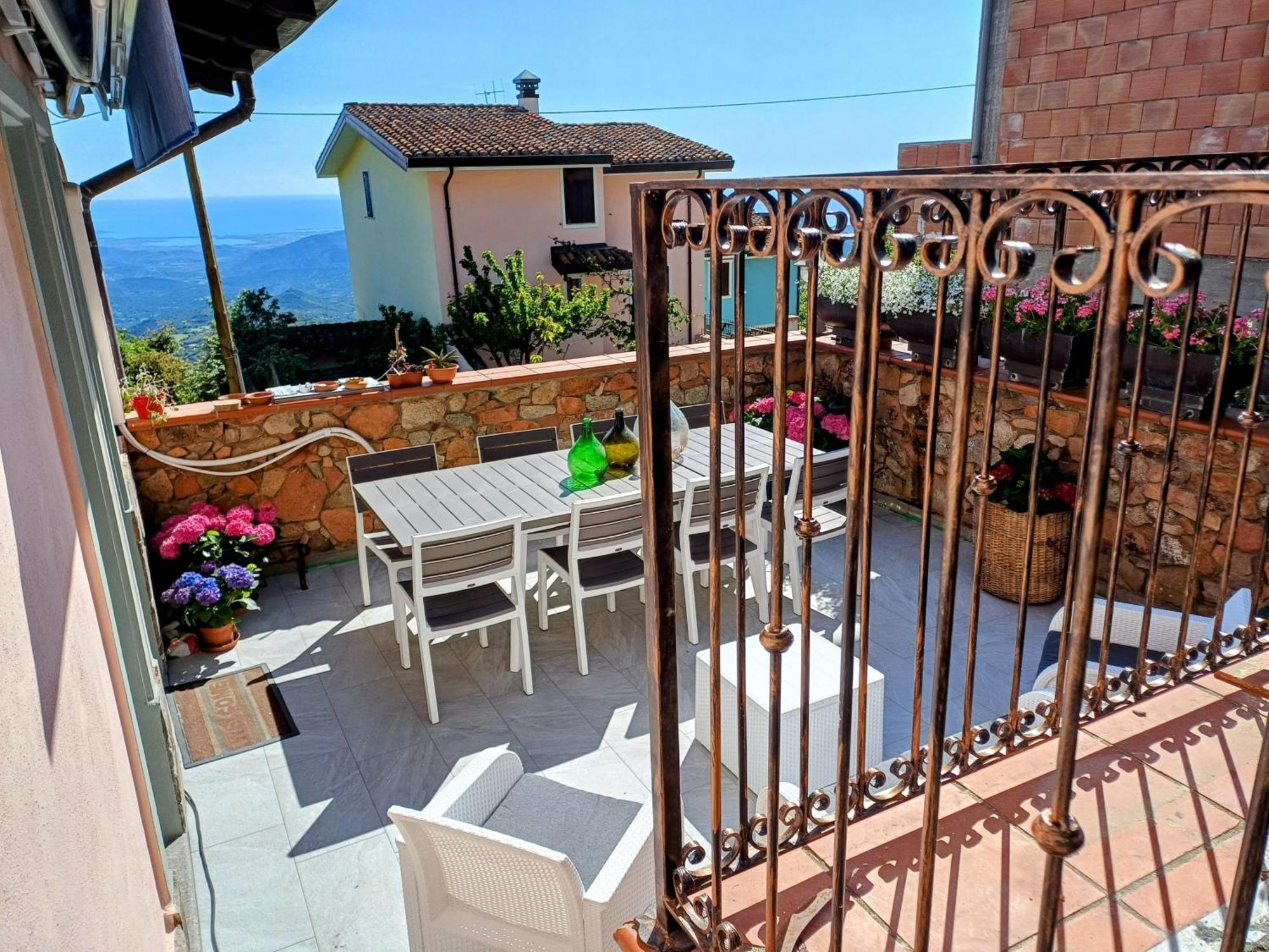 Monti E Mare Bed & Breakfast Lanusei Bagian luar foto